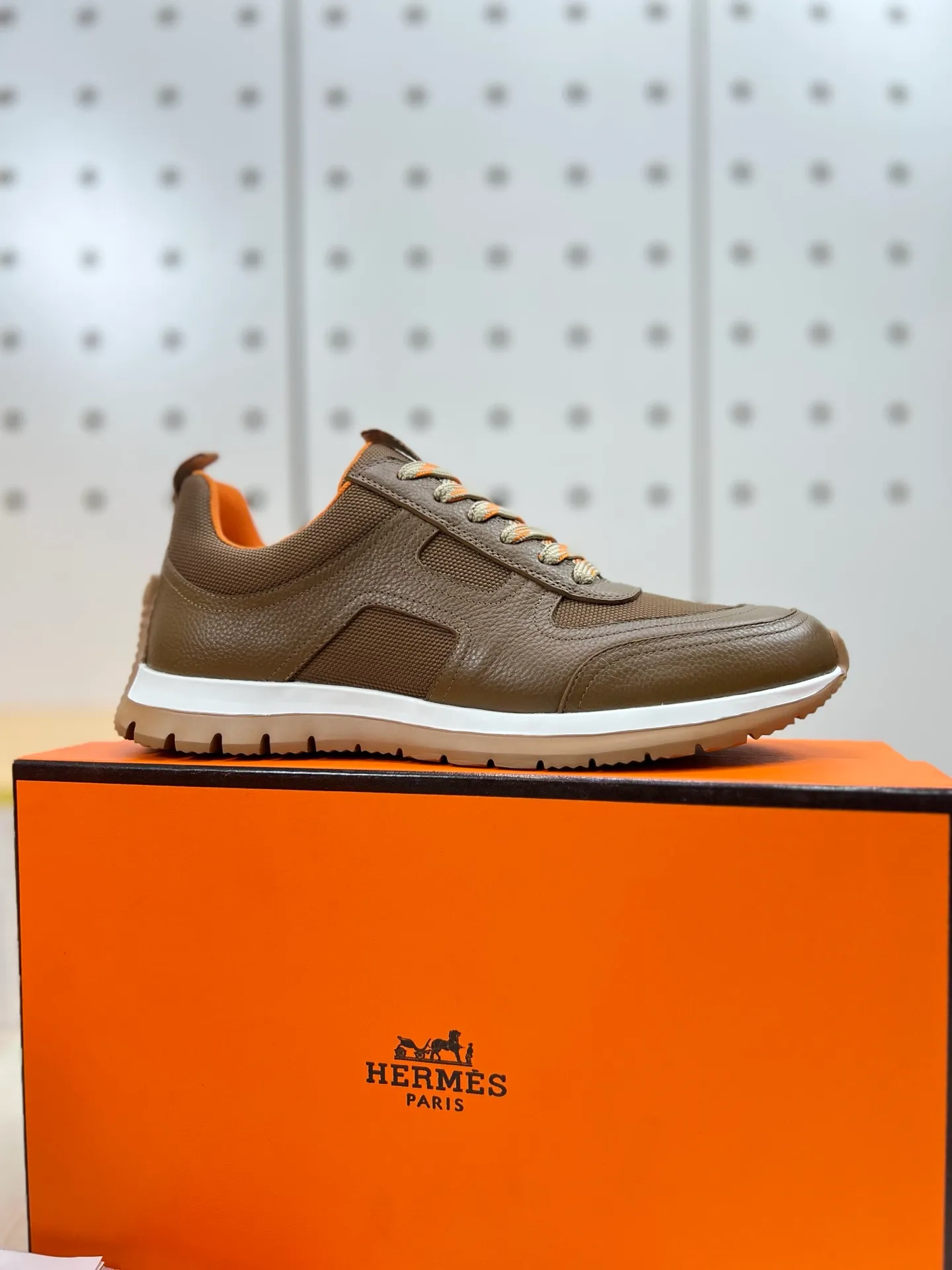 Factory price 640💰Hermes Jimmy men's sneakers, Hermes high-tech canvas and suede goatskin sneakers with grooved rubber soles. Create a modern hiking style. Honey-colored rubber sole, white rubber midsole, pumpkin-colored high-tech canvas lining Size: 38-44 (45 customized)